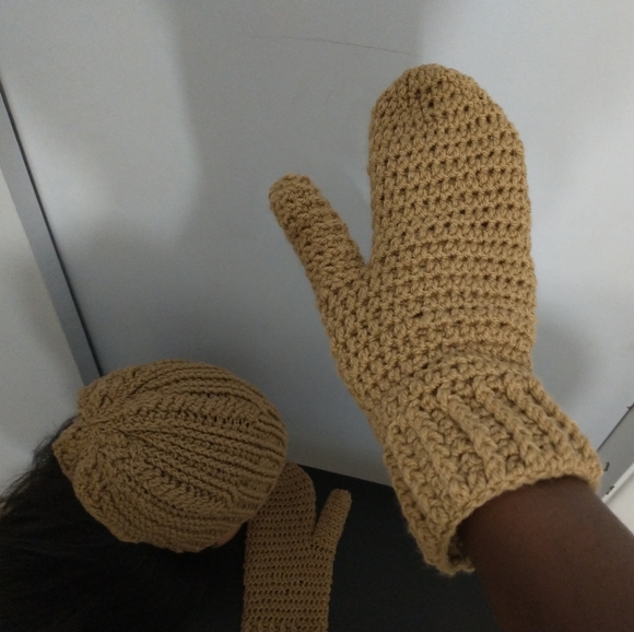 Handmade Mittens & Cable Stitch Beanie Set - Picture 3 of 8